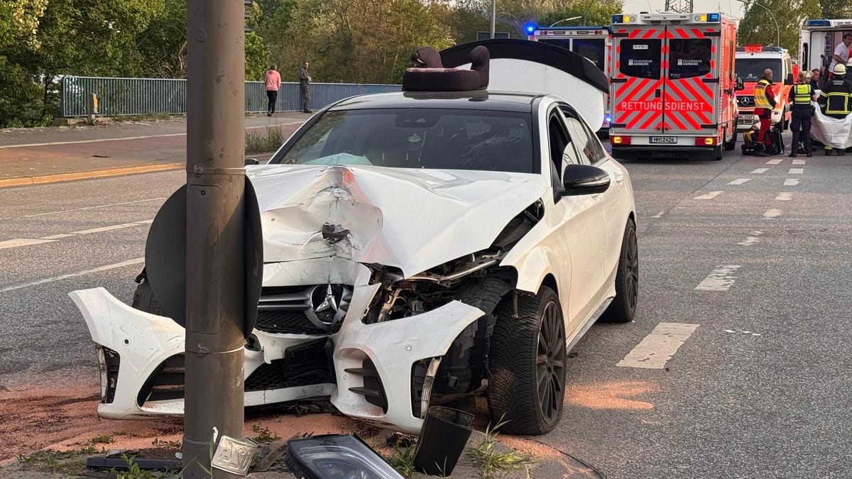 AMG Mercedes kracht gegen Ampel – mehrere Verletzte