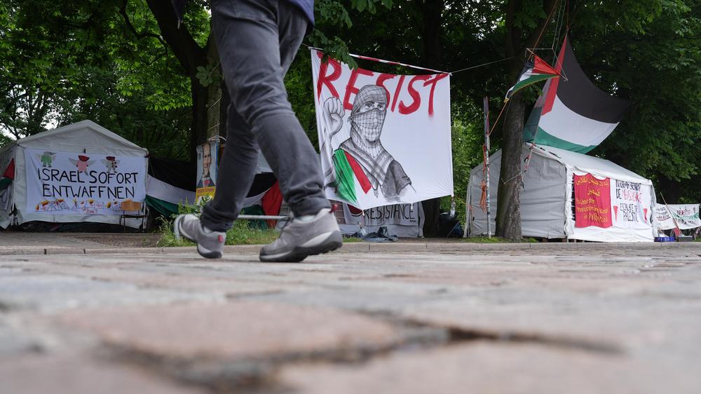 Universität Hamburg: Vor einem Jahr war nahe der Universität Hamburg auf der Parkanlage Moorweide eine propalästinensische Mahnwache.