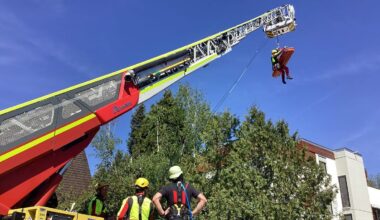 Feuerwehr rettet zwei Seniorinnen von Flachdächern