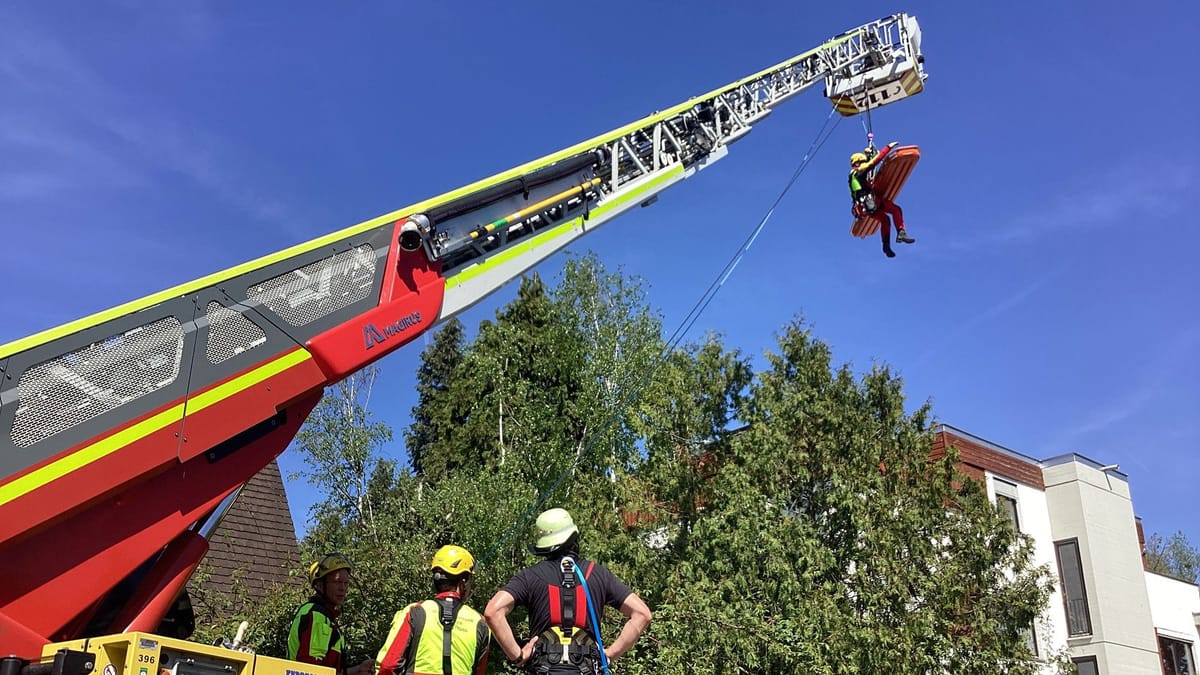 Feuerwehr rettet zwei Seniorinnen von Flachdächern