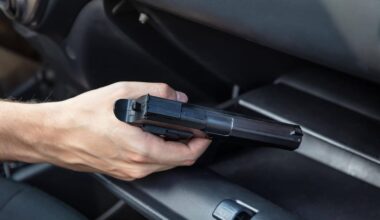 Mit Pistole und Messer – Unbekannte bedrohen Mann im Auto