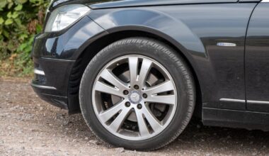 Autofahrer rollt Kind über den Fuß
