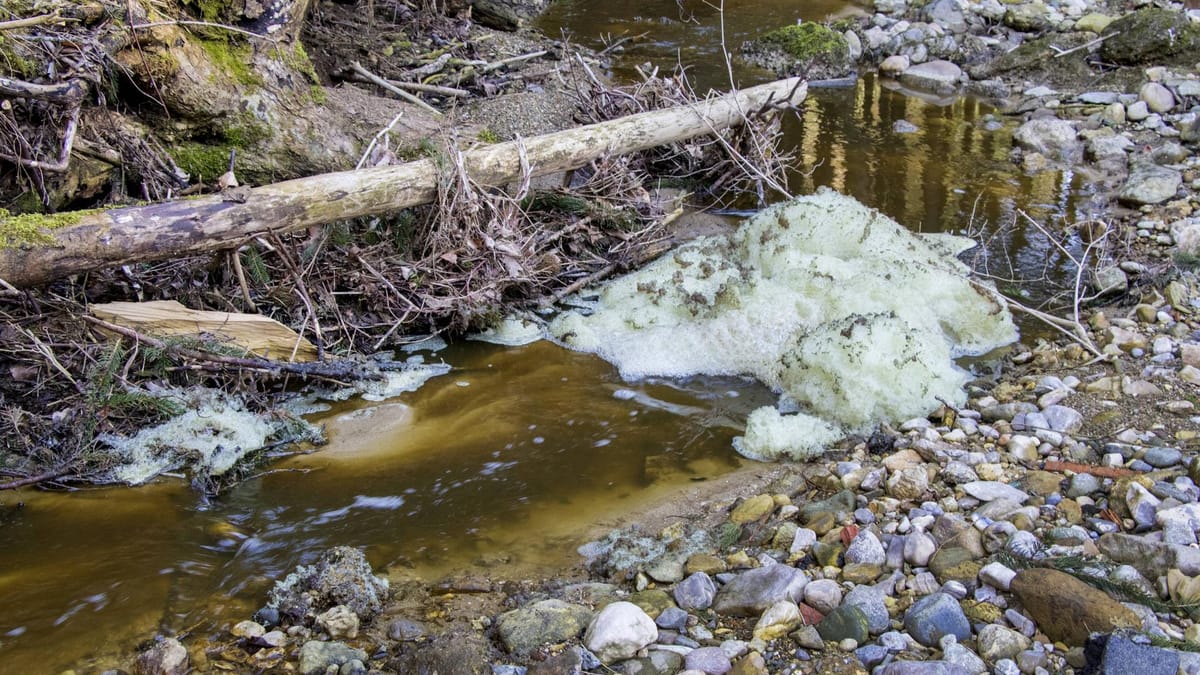 Unbekannte kippen Farbe in Flutgraben – Zeugen gesucht