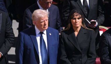 Mit schwarzem Kopftuch: Melania Trump mit ihrem Mann, US-Präsident Donald Trump, bei der Trauerfeier zum Begräbnis von Papst Franziskus im Vatikan. Die First Lady der USA feierte an dem Tag auch ihren 55. Geburtstag.