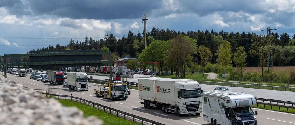 Osterverkehr füllt die Straßen und Flughäfen