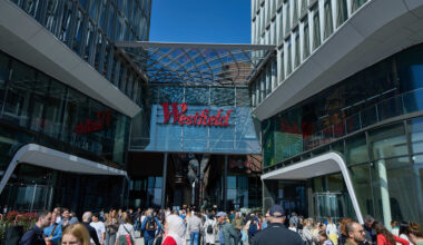 Einkaufscenter in Hamburg: Mann sitzt 40 Minuten auf Klo fest | Regional