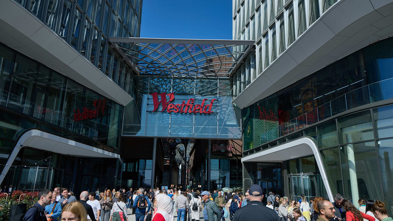 Einkaufscenter in Hamburg: Mann sitzt 40 Minuten auf Klo fest | Regional