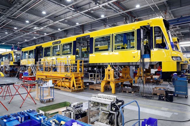 Montage von Strassenbahnen im Stadler-Werk in Berlin-Pankow.