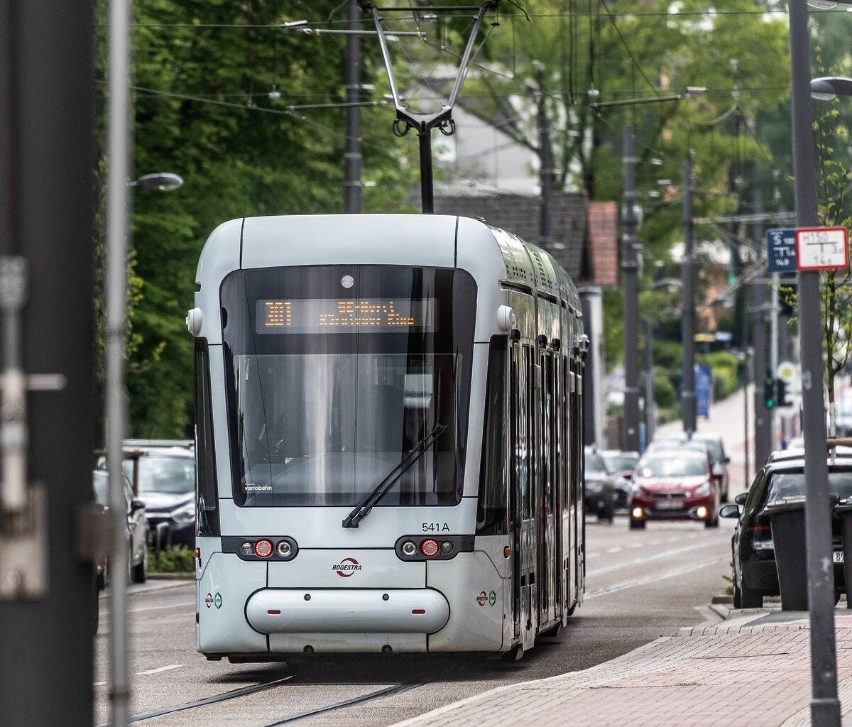 Mann belästigt Frau in Bahn – Polizei sucht Zeugen