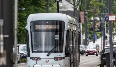 Mann belästigt Frau in Bahn – Polizei sucht Zeugen