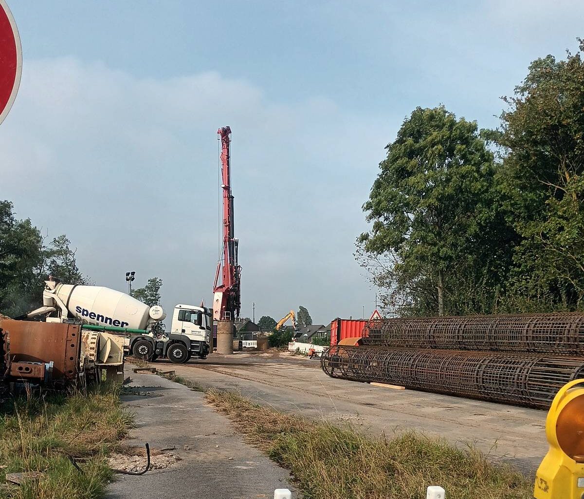 Neue Cölve Brücke zwischen Duisburg und Moers eingeschoben
