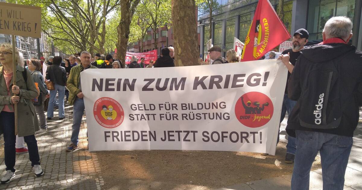 Mannheim: Alte Lieder und Forderungen waren beim Ostermarsch wieder aktuell - Mannheim und Metropolregion Rhein-Neckar - Nachrichten und Aktuelles