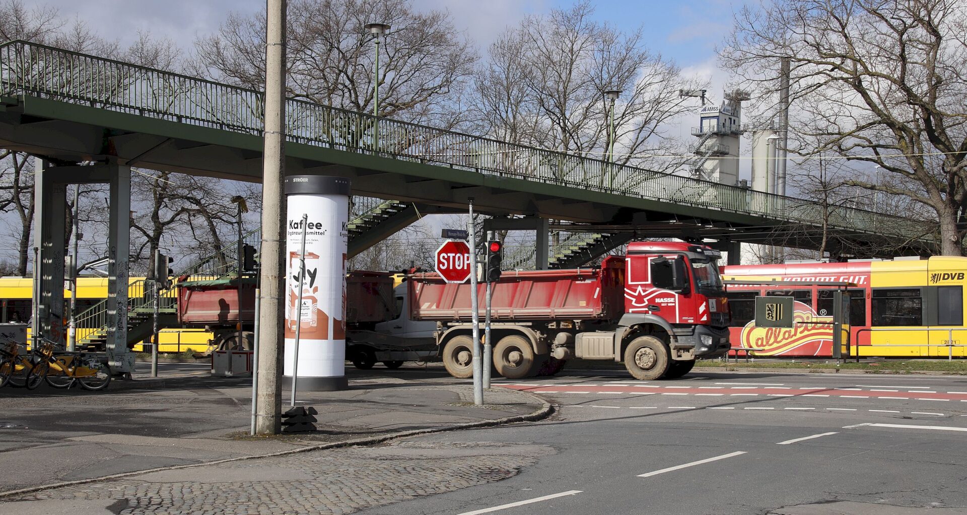 Die Fußgängerbrücke an der Königsbrücker Straße verbindet das Industriegelände mit der Straßenbahnhaltestelle und dem S-Bahn-Haltepunkt. Foto: Anton Launer