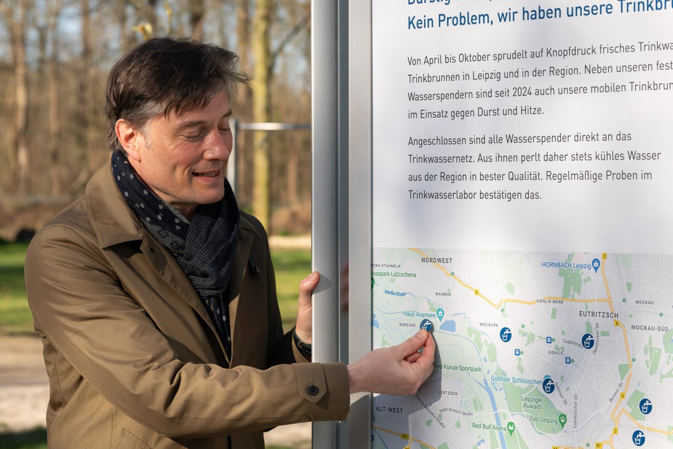 Das Leipziger Trinkbrunnennetz wächst weiter: Heiko Rosenthal markiert den neuen Standort am Auensee. Foto: Leipziger Gruppe