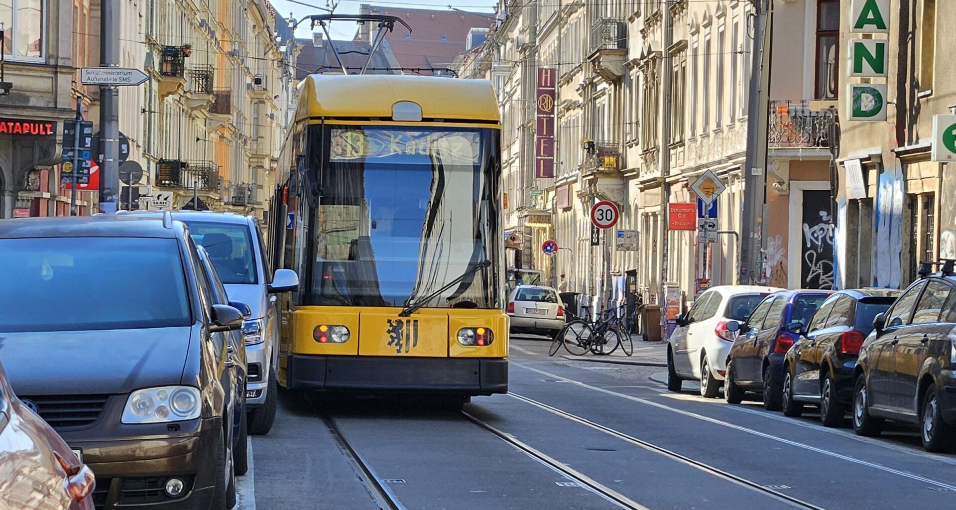 Wenn nicht gerade ein Auto im Weg steht, fährt es sich mit der Straßenbahn ganz gemütlich durch die Neustadt - Foto: Archiv Anton Launer