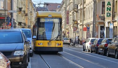 Wenn nicht gerade ein Auto im Weg steht, fährt es sich mit der Straßenbahn ganz gemütlich durch die Neustadt - Foto: Archiv Anton Launer