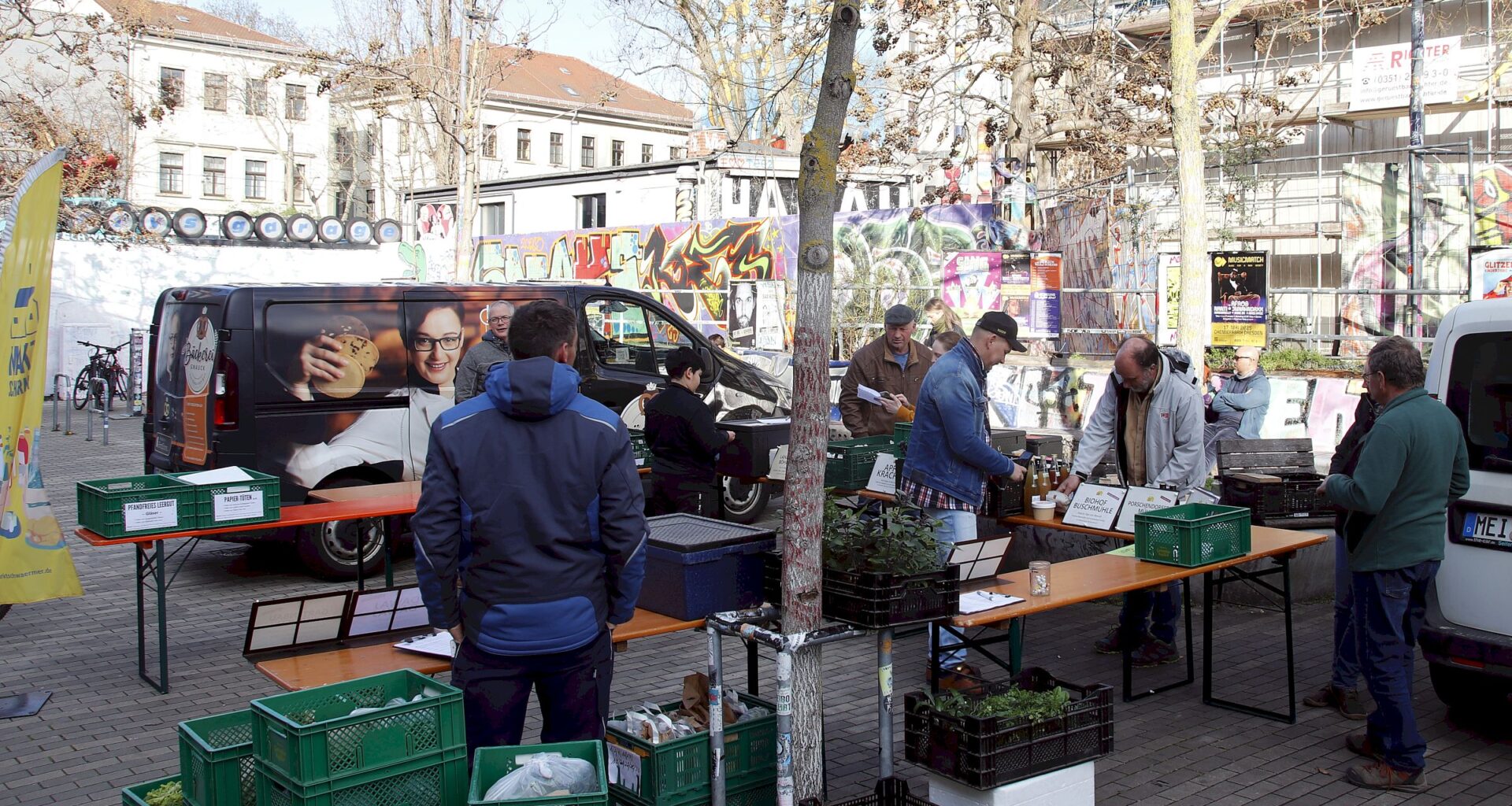 Marktschwärmer vor der Scheune - Foto: Anton Launer