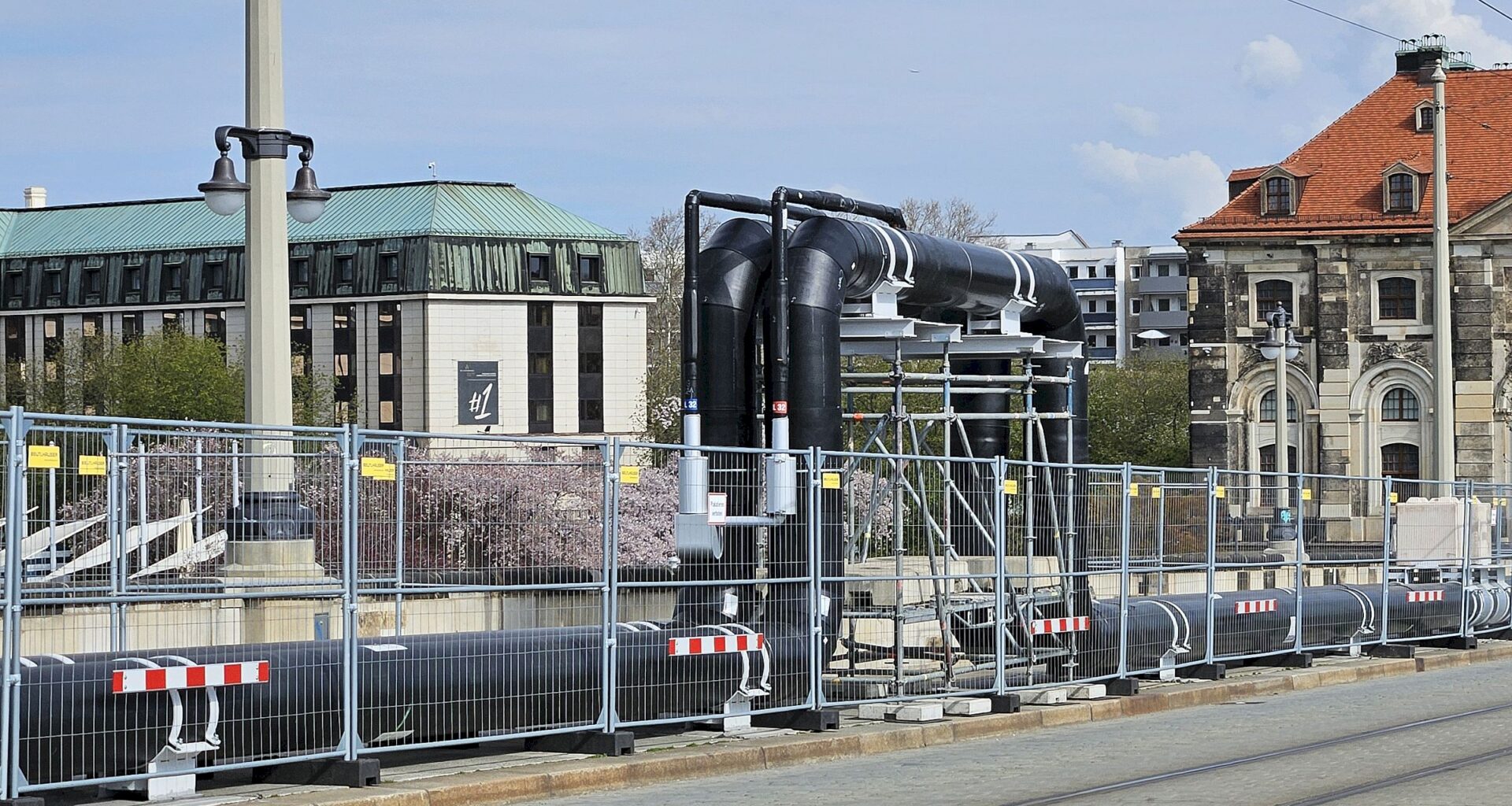 Fernwärmeleitung auf der Augustusbrücke. Die Bögen sind nötig, um temperaturbedingte Schwankungen bei der Ausdehnung der Leitungen aufnehmen zu können. Foto: Anton Launer