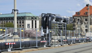 Fernwärmeleitung auf der Augustusbrücke. Die Bögen sind nötig, um temperaturbedingte Schwankungen bei der Ausdehnung der Leitungen aufnehmen zu können. Foto: Anton Launer