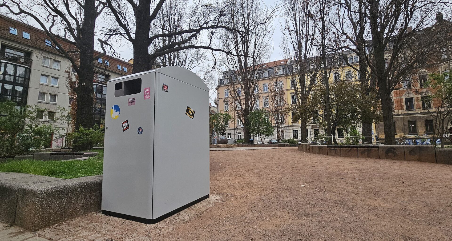 Die Öffnung ist groß genug, um auch einen Pizza-Karton zu entsorgen. Foto: Anton Launer