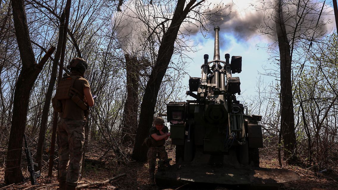 2025-04-19T073448Z_1394424629_RC2B0EA9Q8WW_RTRMADP_3_UKRAINE-CRISIS-EAST-ARTILLERY.JPG