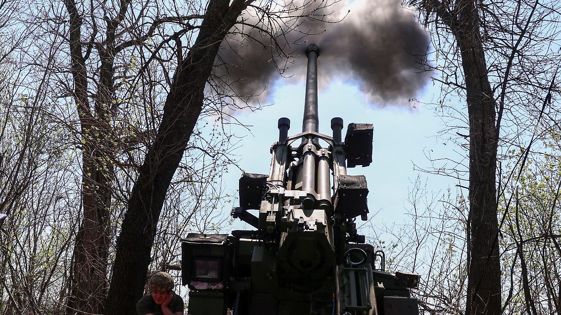 2025-04-19T074745Z_1071400396_RC2B0EA2YJNZ_RTRMADP_3_UKRAINE-CRISIS-EAST-ARTILLERY.JPG