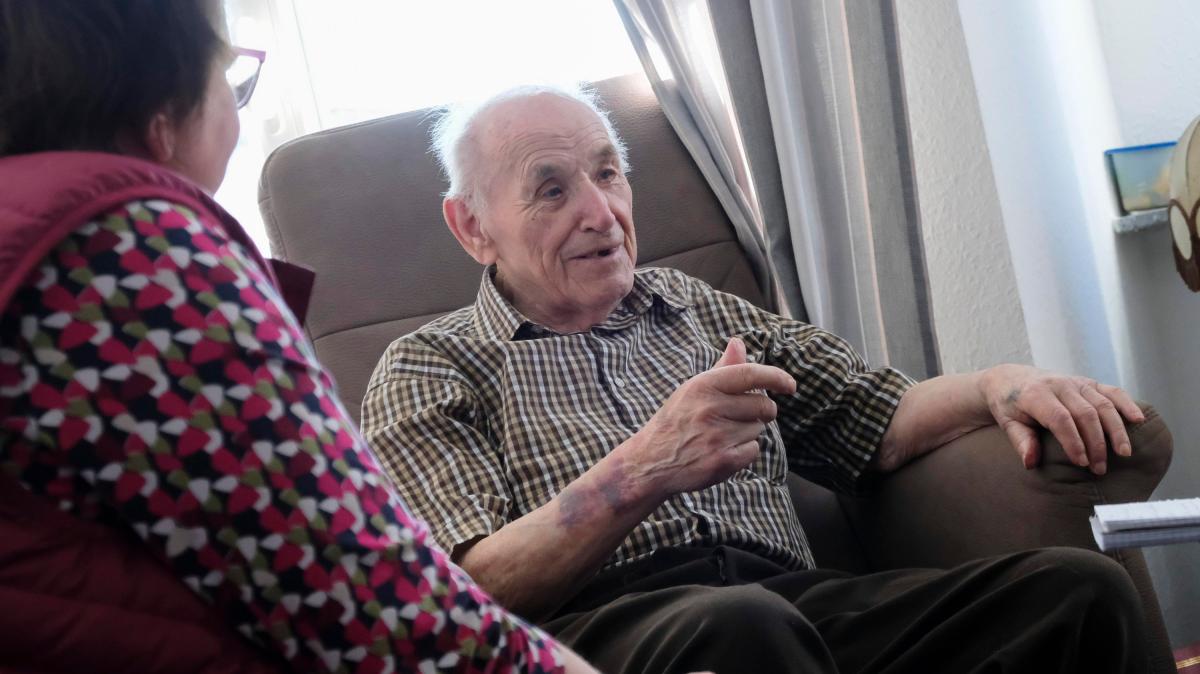 Kinder schenken 90-jährigem Osnabrücker sein Leben als Buch