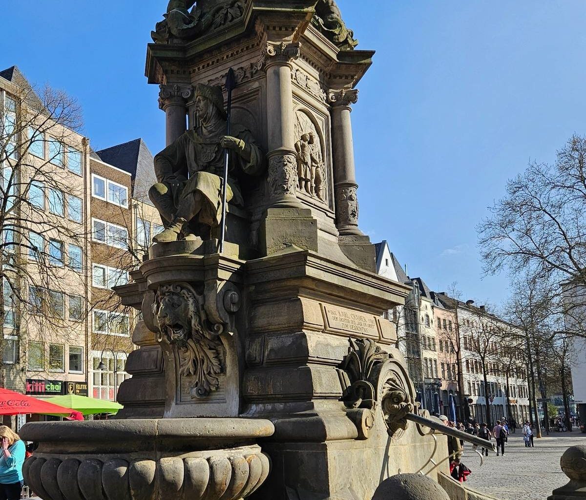 APRIL, APRIL: Kölsch fließt aus Kölner Brunnen