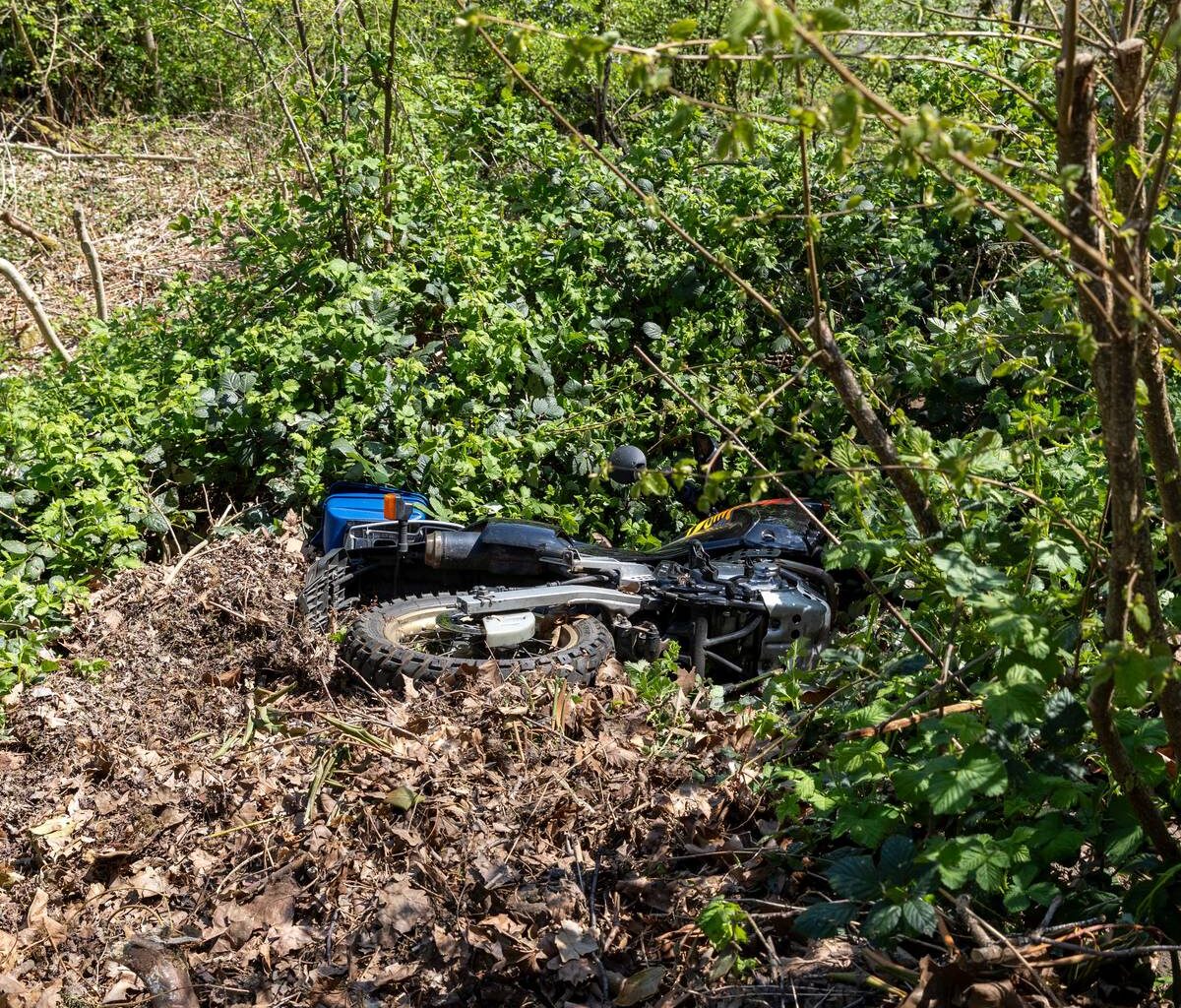 Motorrad liegt in Essen im Gebüsch - was ist passiert?