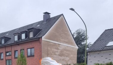 FW-E: Einsatz wegen unbekannter Flüssigkeit und beißendem Geruch im Treppenhaus - ...