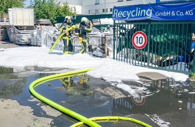 FW-BO: Brennender Schrott bei einem Recycling-Betrieb in Wattenscheid