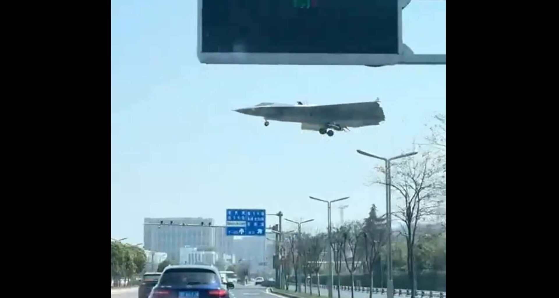Chinas geheimer Tarnkappen-Kampfjet - von Autofahrer zufällig gefilmt
