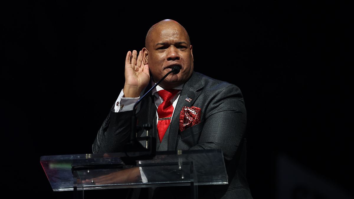 Ganz neue Töne von Mark Burns: Trumps "geistlicher Berater" kommt wie verwandelt aus Ukraine zurück