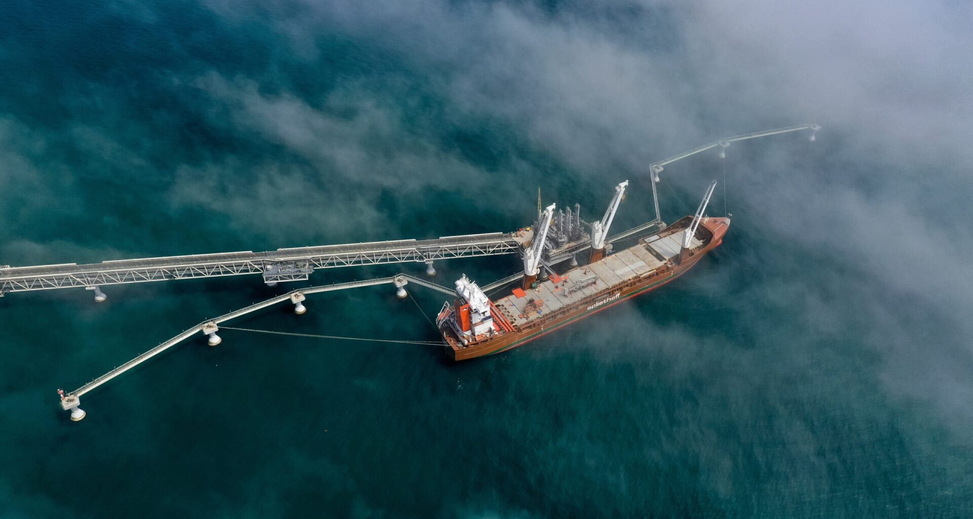Das Frachtschiff „Pijlgracht“ liefert zwei neue LNG-Ladearme am Terminal von Sakhalin Energy auf der russischen Insel Sachalin.