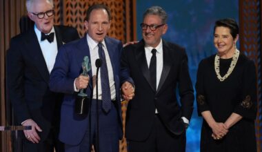 Das Team des Films um Hauptdarsteller Ralph Fiennes bei einer Preisverleihung. (Archivbild) Foto: Chris Pizzello/Invision via AP