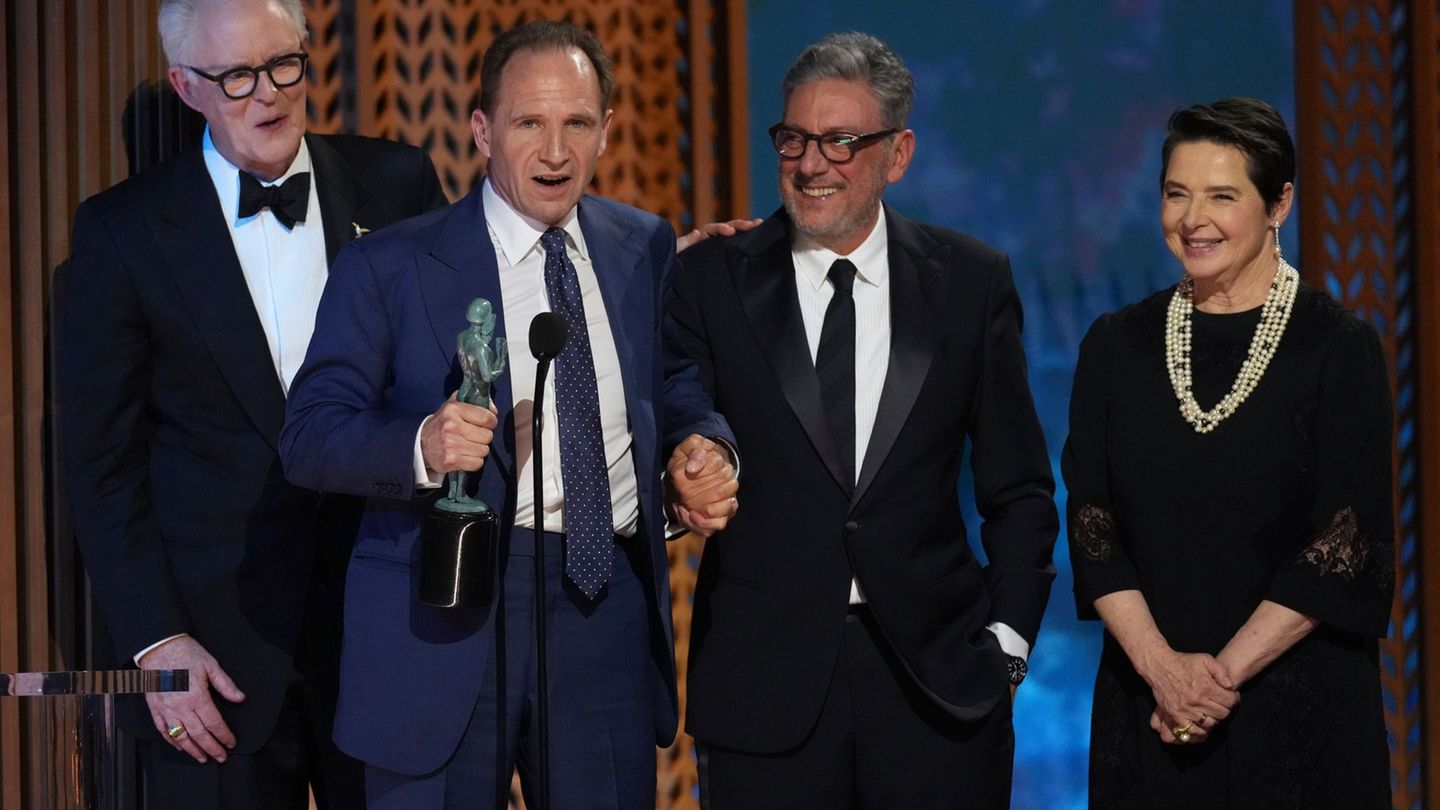 Das Team des Films um Hauptdarsteller Ralph Fiennes bei einer Preisverleihung. (Archivbild) Foto: Chris Pizzello/Invision via AP