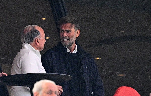 Fußballtrainer Jürgen Klopp spricht mit Hansi Müller, ehemaliges Vorstandsmitglied des VfB Stuttgart, auf der Tribüne vor dem Spiel. - © Tom Weller/dpa