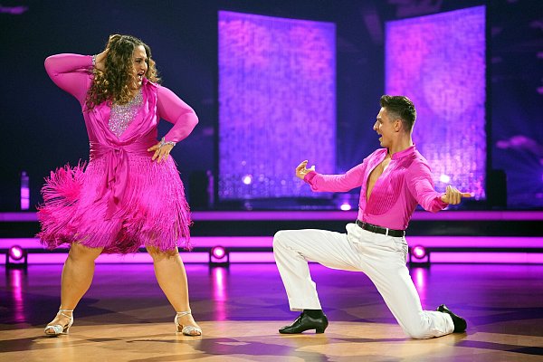Selfiesandra und Tanzpartner Zsolt Sándor Cseke brillierten mit einer Samba bei Let's Dance. - © RTL / Stefan Gregorowius