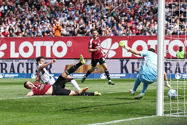 Die Großchance zum 1:1 für Nürnberg: Ondrej Karafiat (l) scheitert im Fallen an HSV-Torwart Daniel Heuer Fernandes. - © Daniel Löb/dpa