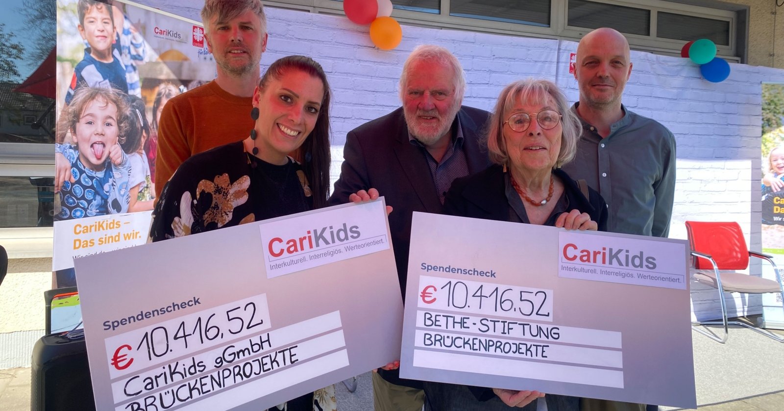 Bethe-Stiftung überreicht Spendenscheck für CariKids-Brückenprojekte