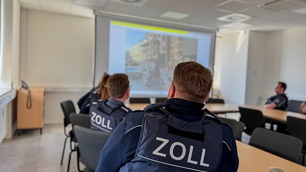 Auf der Dienststelle tragen die Einsatzkräfte ihre Zahlen des Kontrolltages zusammen. - © Paul Brinkmann