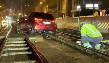 Autofahrerin verirrt sich auf Bielefelder Stadtbahngleise und verliert Führerschein