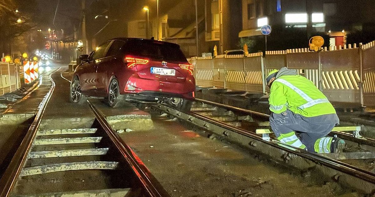 Autofahrerin verirrt sich auf Bielefelder Stadtbahngleise und verliert Führerschein