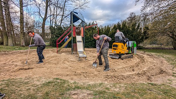 Die vier Männer bringen die Sandkisten in Bielefeld wieder auf Vordermann: Bart Figura (v. l.), Denis Szarlat, Henk Hazeleger und Hubert Kolodziej (hinten). - © Felix Brenneke