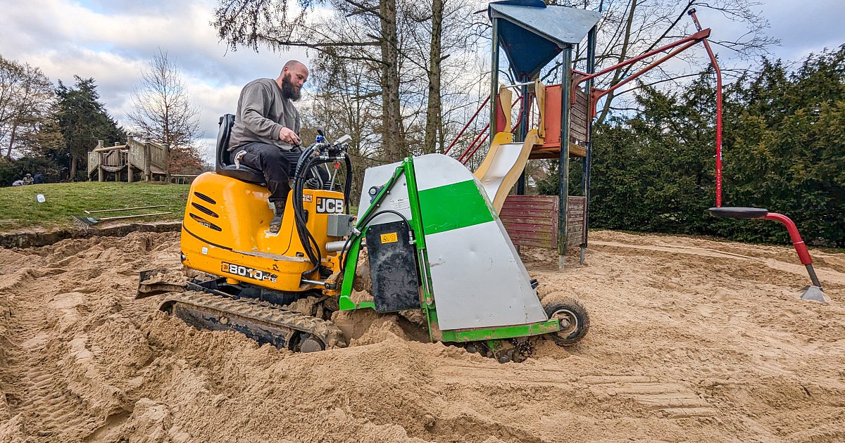 Spezialfirma sorgt für besonderen Frühjahrsputz auf Bielefelder Spielplätzen