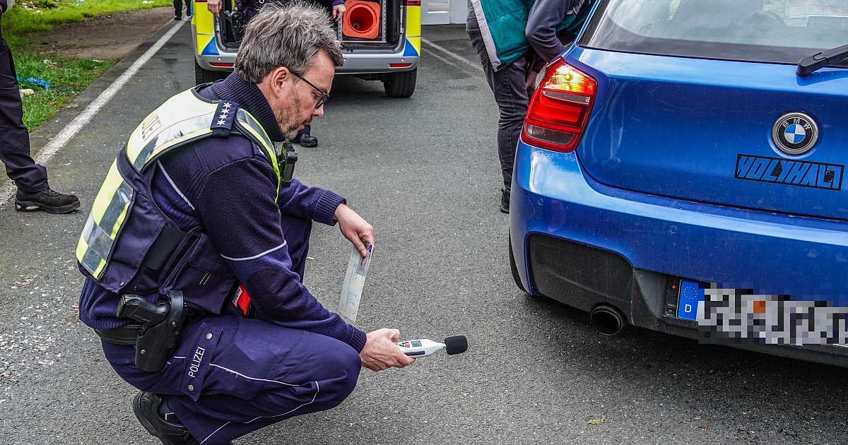 Signal an die Tuning-Szene: Polizei Bielefeld legt zwölf illegal frisierte Autos still