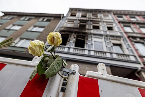 Rosen für die Opfer: Vier Menschen starb bei einem Brand in diesem Haus in Solingen. Aber warum hat ein 40-Jähriger das Feuer gelegt? (Archivbild) - © Christoph Reichwein/dpa