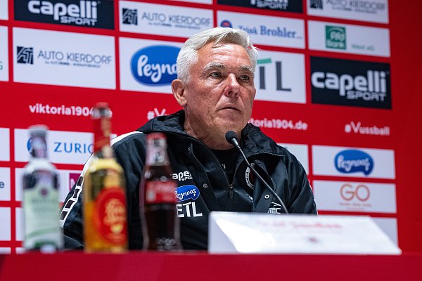Viktoria Kölns Coach Olaf Janßen ist stocksauer. Er spricht von Schauspielerei. - © Teresa Kroeger