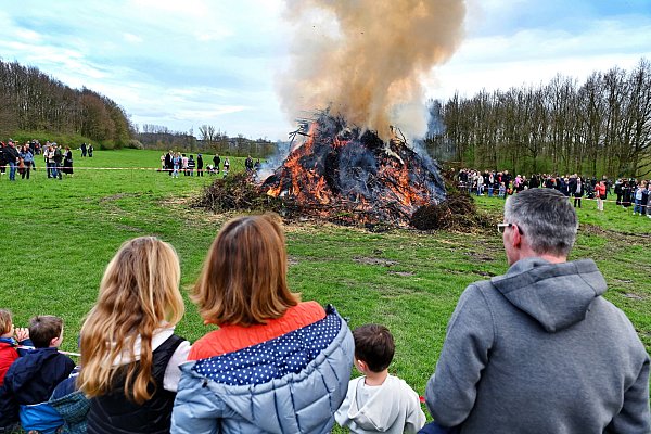 Die Wettervorhersage ist zwar durchwachsen, aber die Osterfeuer sollten wohl relativ gut brennen am Osterwochenende. Hier das Osterfeuer am Obersee 2024. - © Barbara Franke