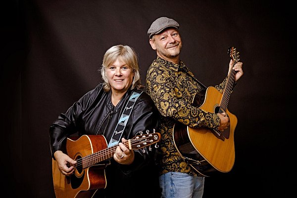 Angie Burkert und Jens Kühn sind das Duo "Saitenspringer". Es spielt zum Kulturosterbrunch in der Neuen Schmiede. - © PR Neue Schmiede
